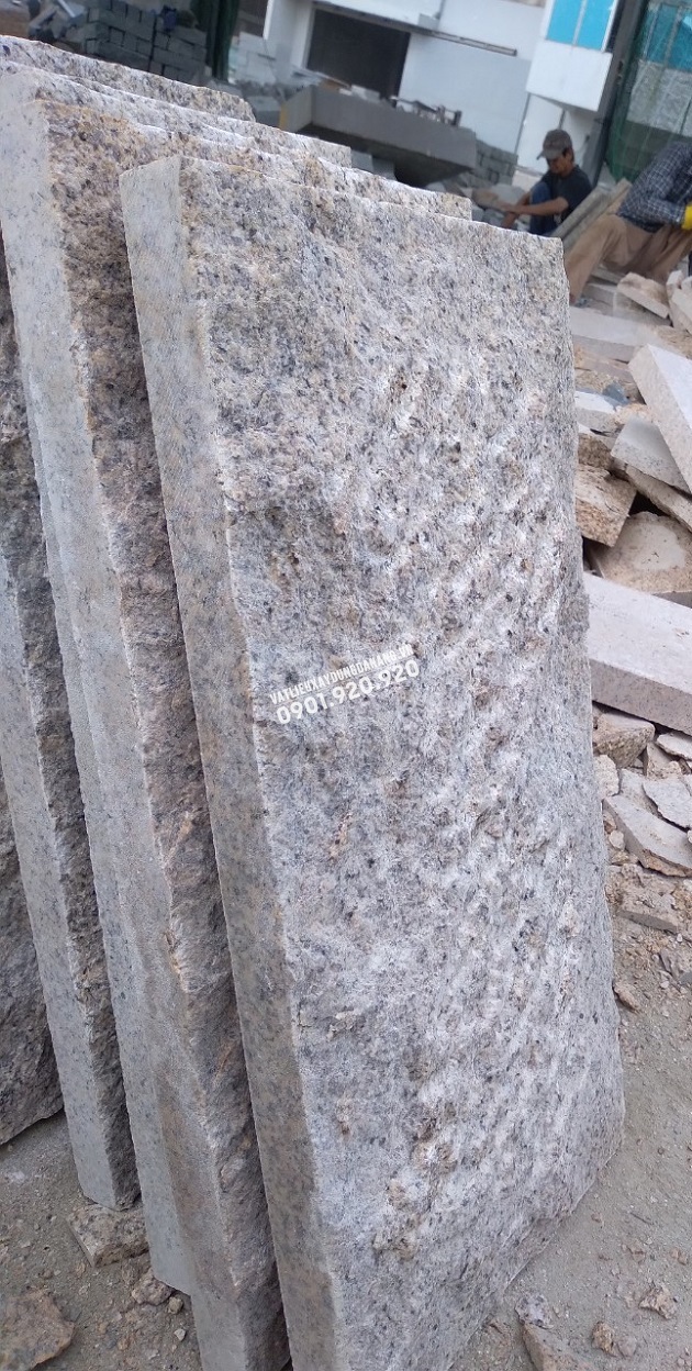 Đá granite bóc thô mài xước mặt có độ dày cạnh 3cm và độ bóc lồi từ 2.5-3.5cm