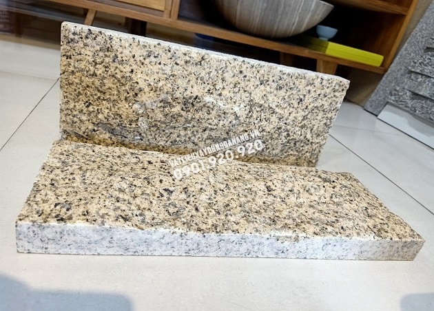 Đá granite vàng bóc thô lồi có độ dày tương đối lớn
