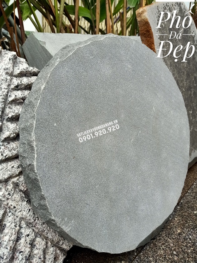 Đá tròn sa thạch trơn đục thô viền cạnh có đường kính 40cm và độ dày 5cm