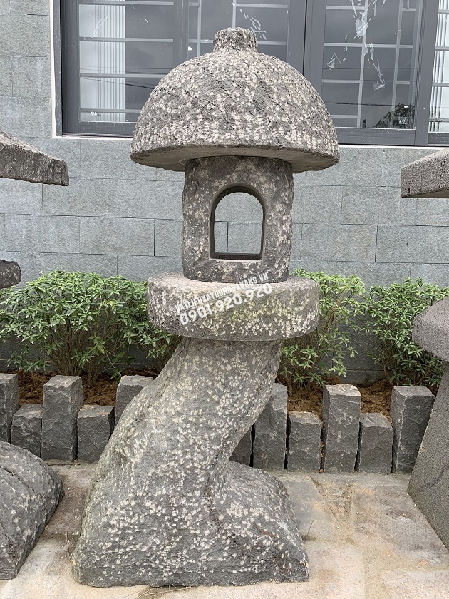 Đèn Đá Granite Mài Xước Đặt Sân Vườn có tạo hình thô mộc với các đường xước quanh đèn và được đục thô thủ công