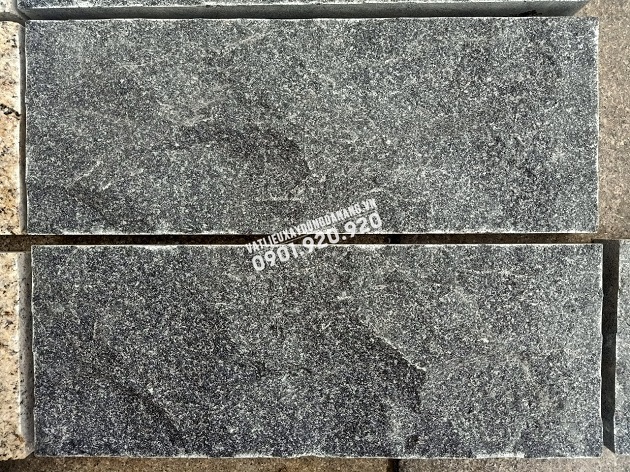 Đá Granite Đen Ánh Kim Bóc Thô Lồi - Phố Đá Đẹp
