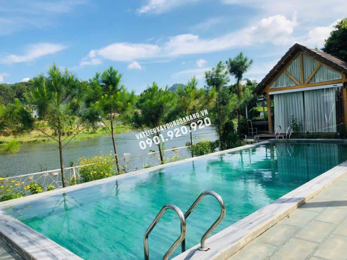 Hồ bơi đẹp lát đá sọc dưa