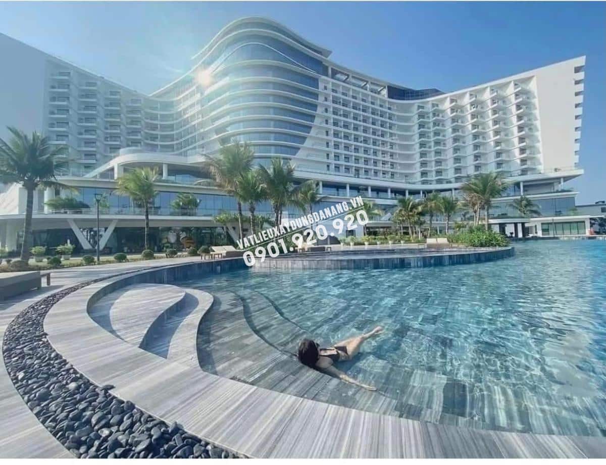 Hồ bơi lớn lát đá sọc dưa
