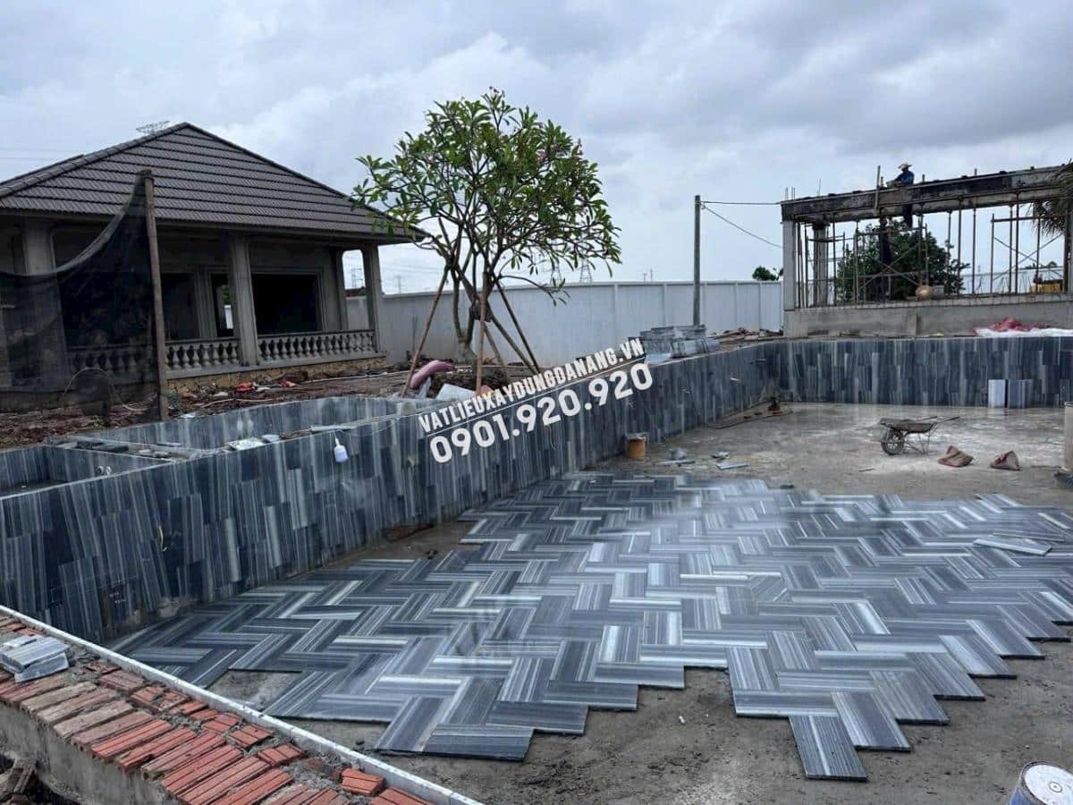 Thi công lát đá sọc dưa trang trí hồ bơi