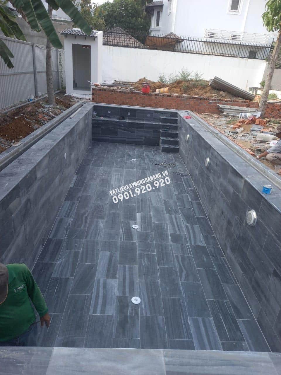 Thi công lát hồ bơi bằng đá sọc dưa