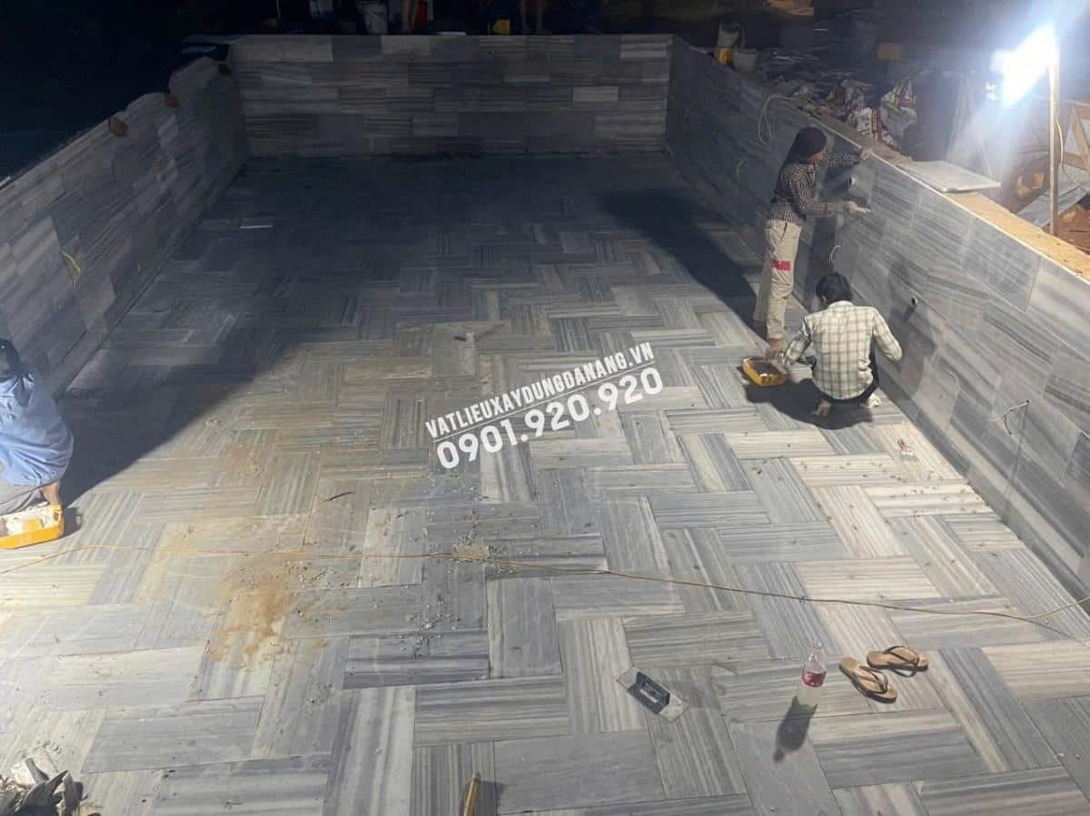 Thi công ốp lát đá sọc dưa hồ bơi