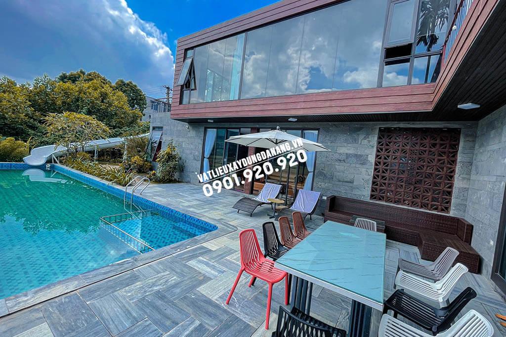 Villa Huế có hồ bơi lát đá sọc dưa