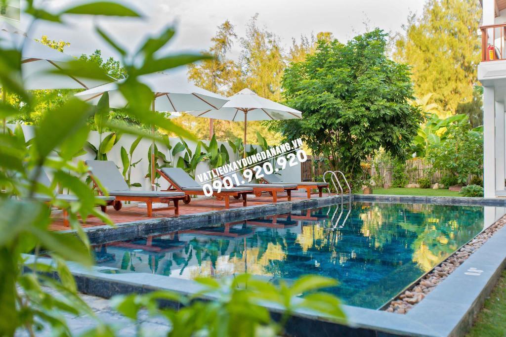 Đá sọc dưa đậm lát hồ bơi resort ở Hội An