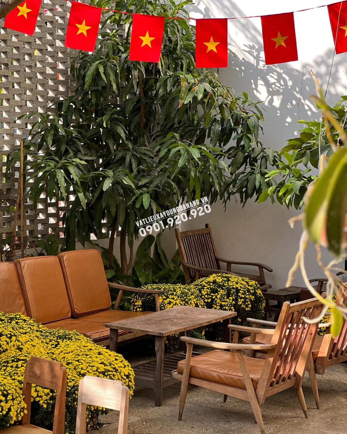 Ý tưởng trang trí sân vườn với bàn trà nhỏ ấm cúng ngày Tết