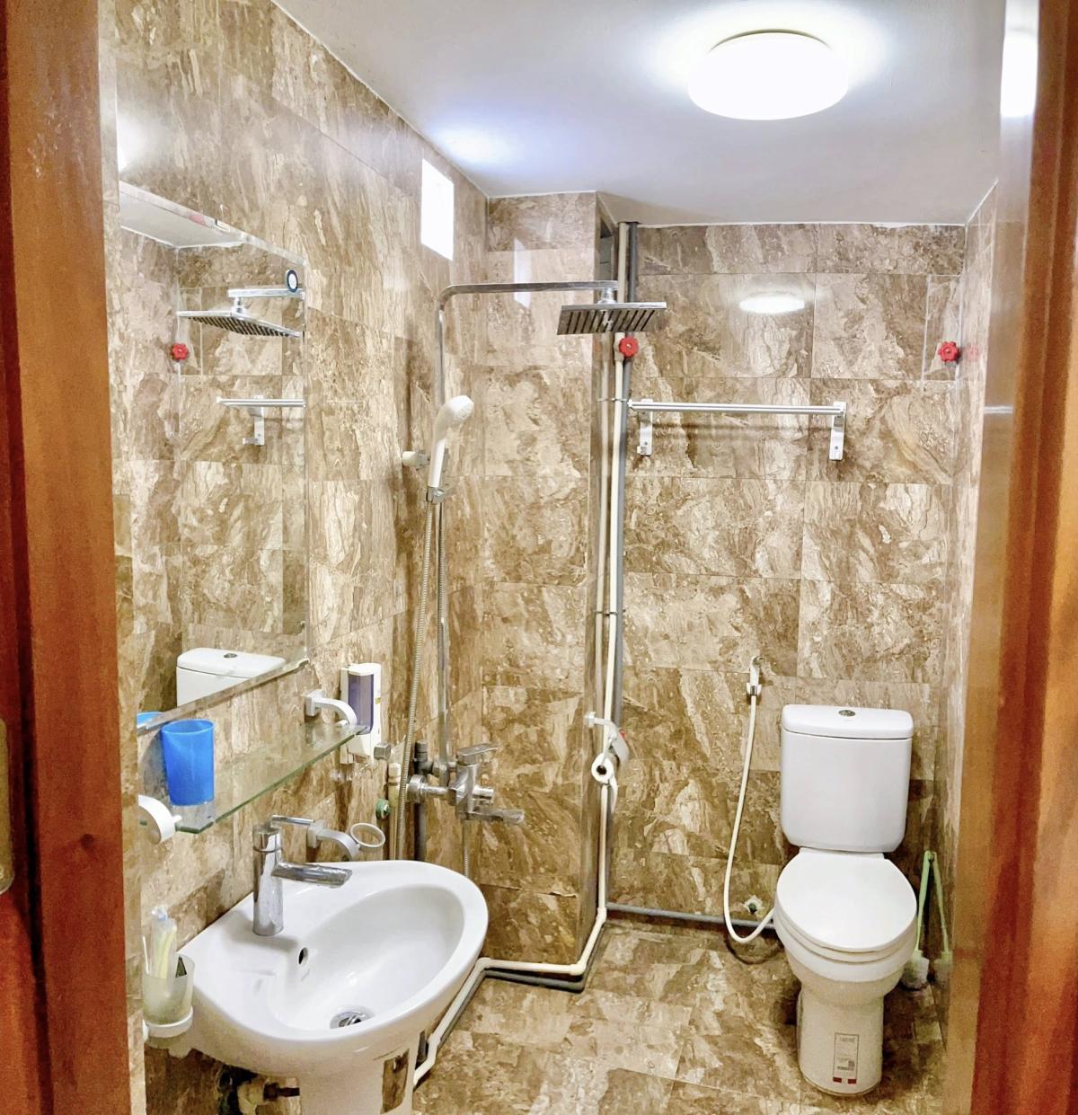 Đá vàng nâu tự nhiên ốp tường trang trí nhà vệ sinh