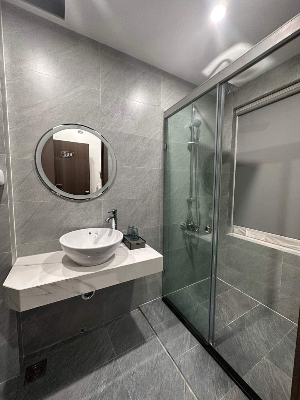 Nhà vệ sinh ốp đá tự nhiên trang trí