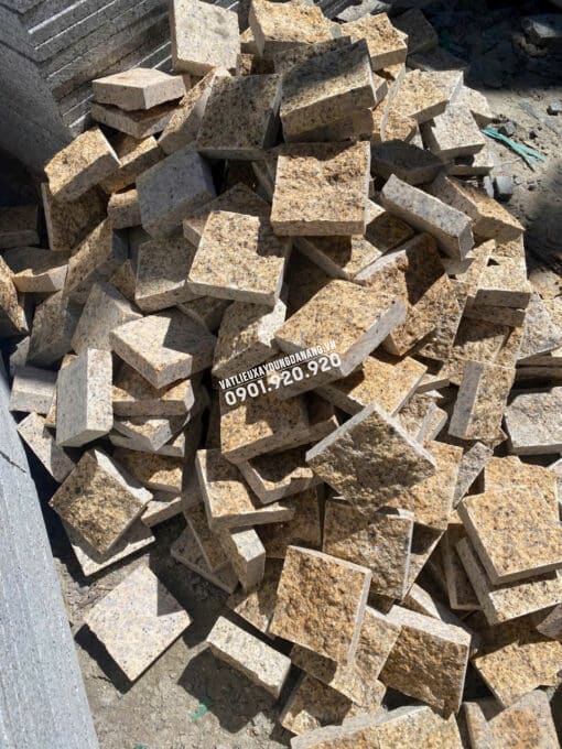 Đá cubic Granite chẻ tay bóc lồi 10x10x3cm