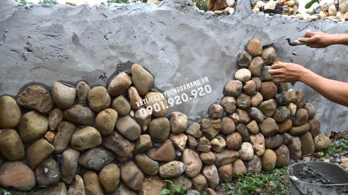 Thi công dán đá cuội lên tường