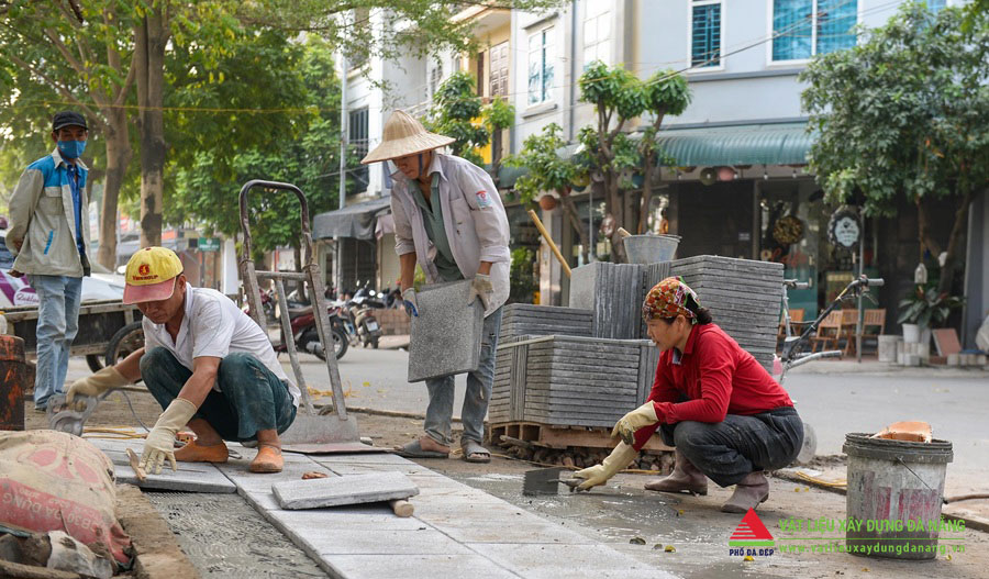 Giá nhân công ốp đá vỉa hè tương đối cao do đòi hỏi lớn về mặt kỹ thuật