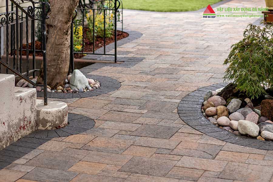 Tính bền bỉ là lợi thế lớn của đá khi lát sân vườn