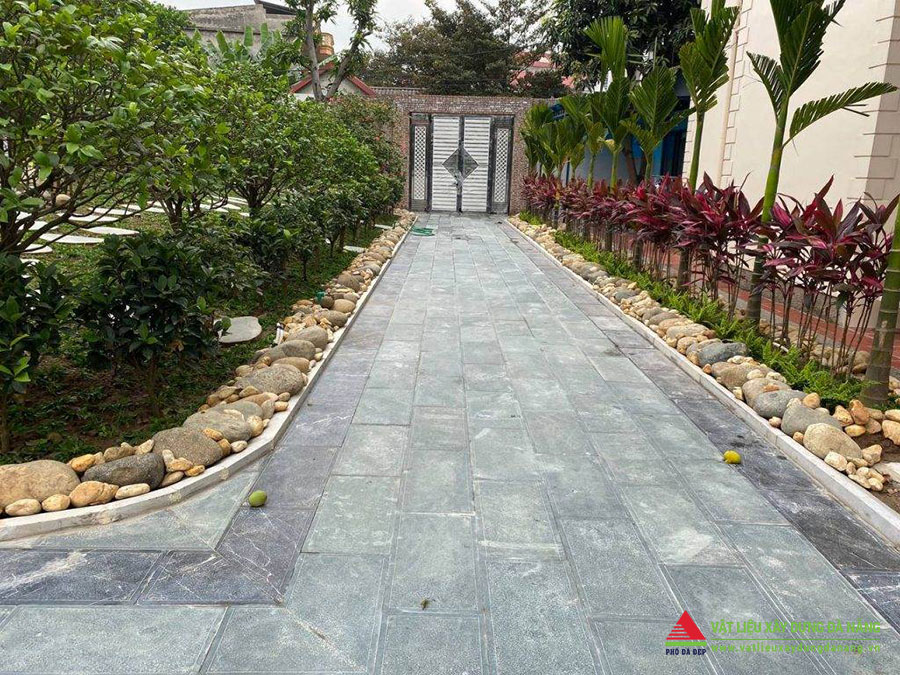 Đá lát sân vườn với màu xanh đặc trưng