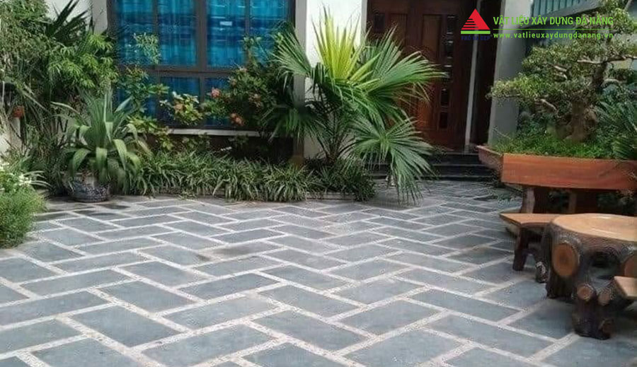 Đá xanh đáp ứng tốt từ độ bền lẫn thẩm mỹ cho sân vườn