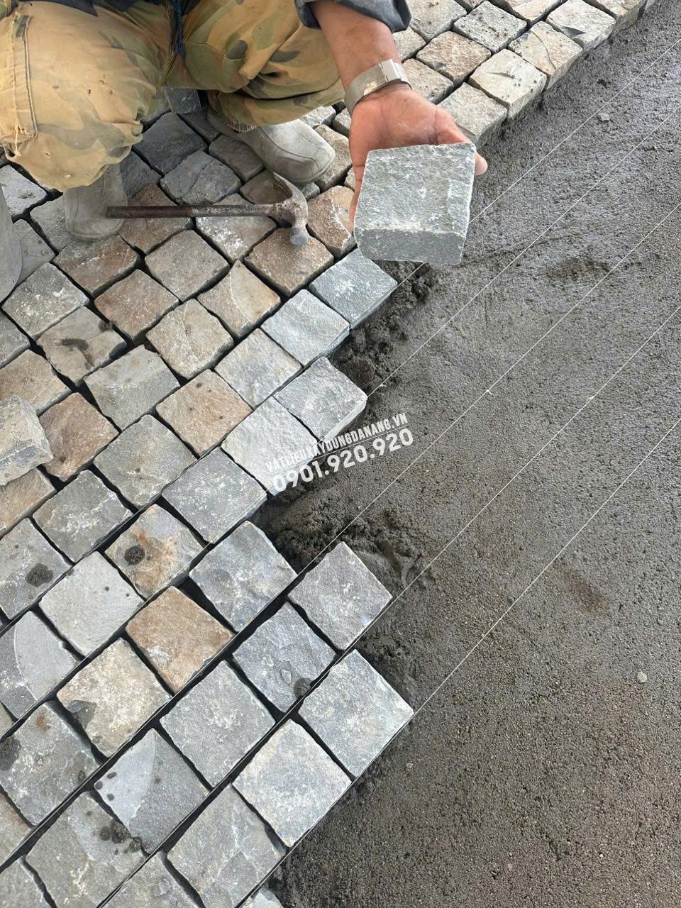 Đá cubic sa thạch xanh kết hợp các loại đá màu khác lát nền sân vườn
