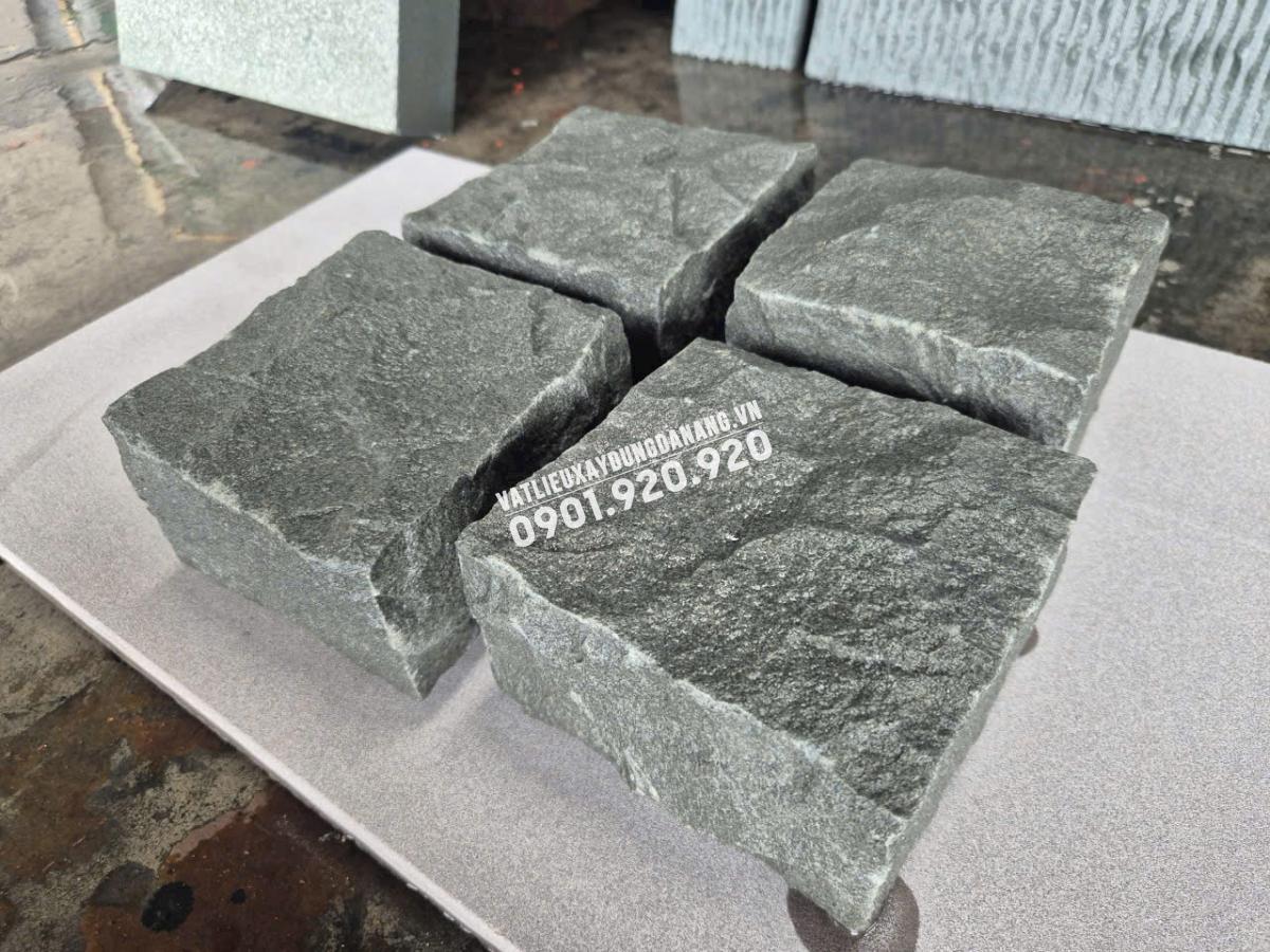 Đá cubic xanh sa thạch đục tay 10x10x5cm