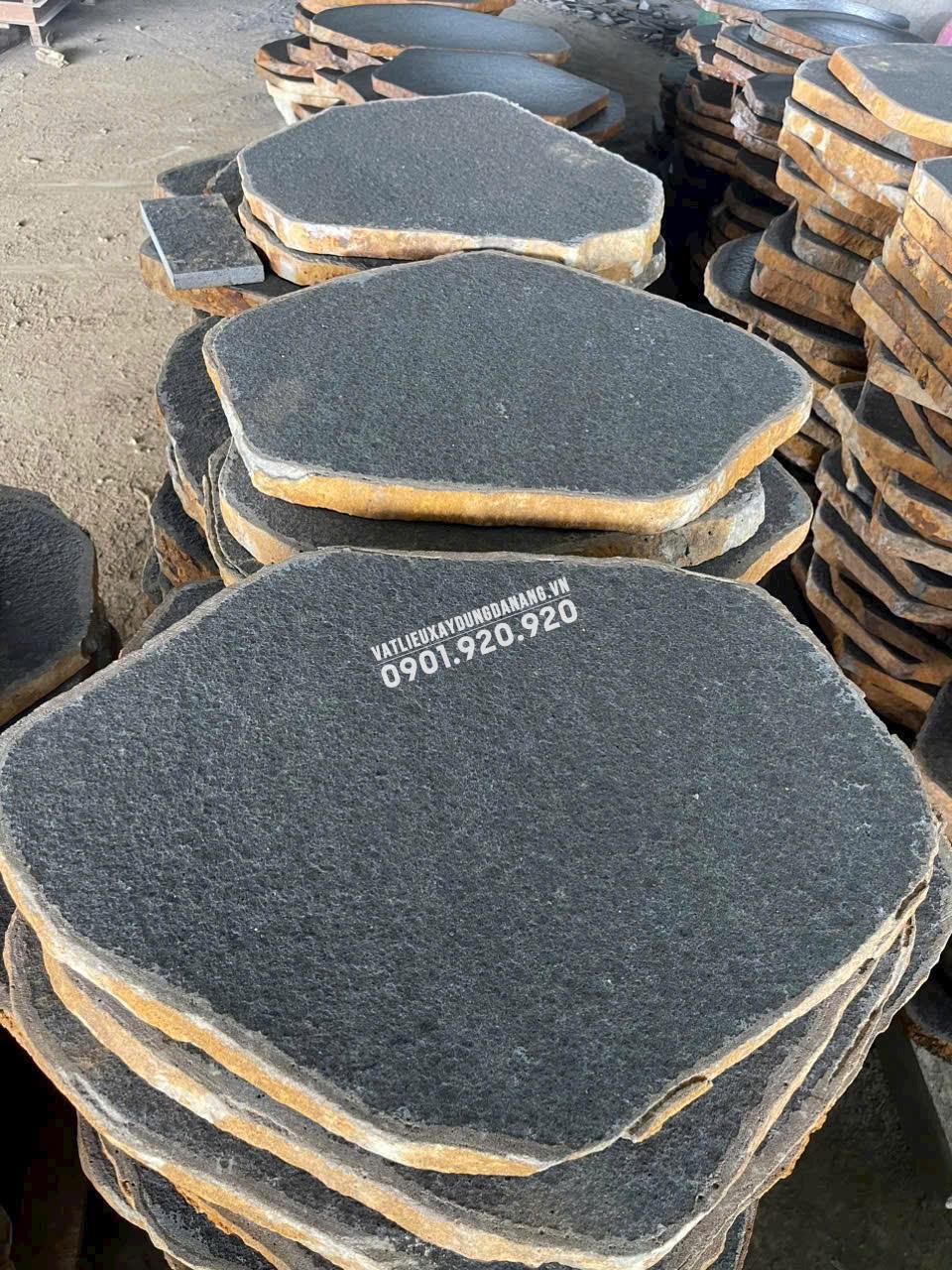 Đá thớt bazan đen khò tràn bề mặt
